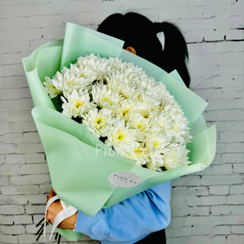 Bouquet of white chrysanthemums "Baltika"