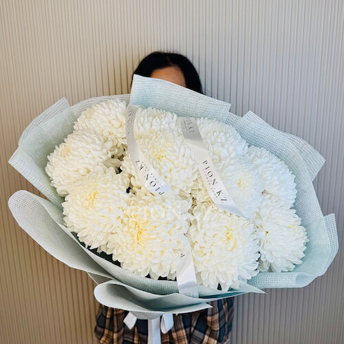 Bouquet of white chrysanthemums "Crystal"