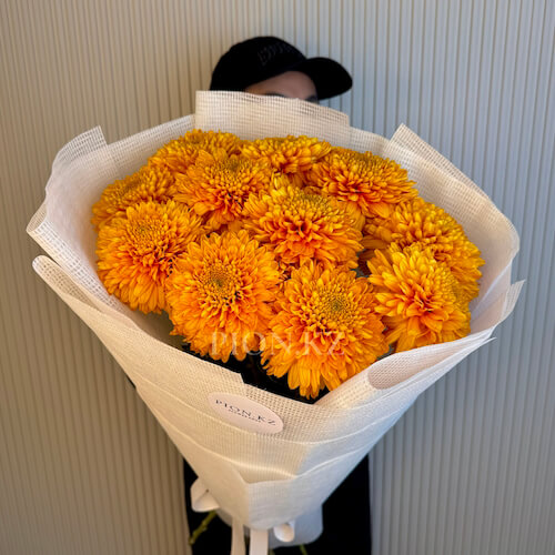 Букет из оранжевых хризантем