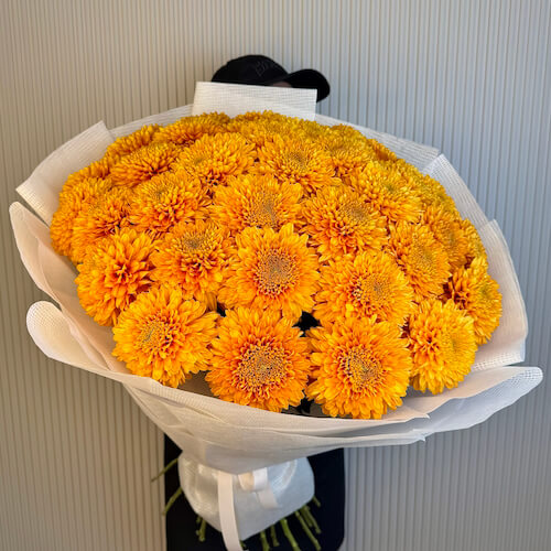 Букет из оранжевых хризантем - 35 хризантем