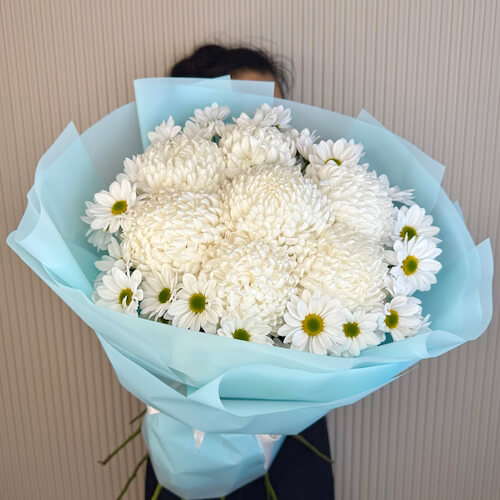Микс из белых хризантем