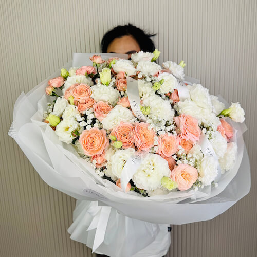 Bouquet of Juliet roses and eustoma
