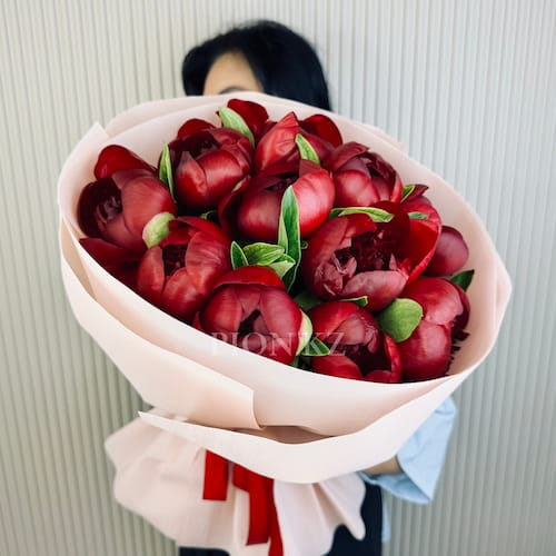 Букет из бордовых пионов "Red charm"