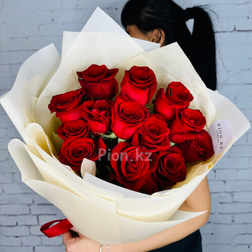 Букет из красных голландских роз 60см - 11 роз