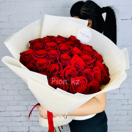 Букет из красных голландских роз 60см - 35 роз