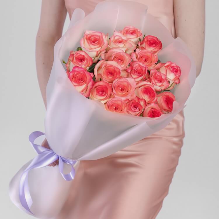 Бело-розовые розы Джумилия