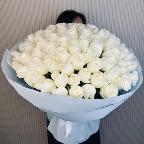 Охапка белых роз 60см
