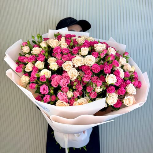 Букет из кустовых роз микс - 35 роз