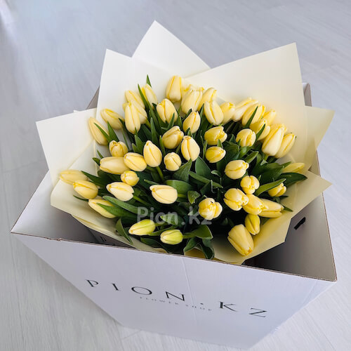Коробка из лимонных тюльпанов