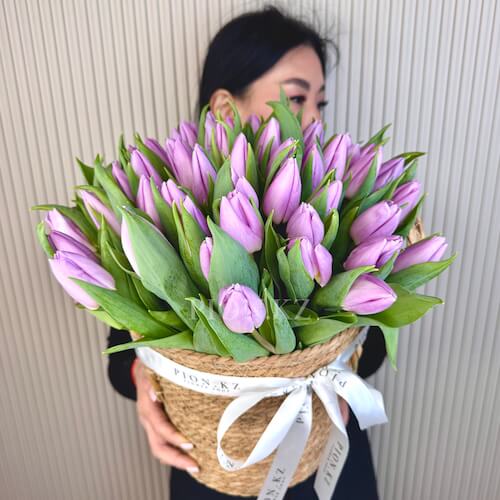 Кашпо из сиреневых тюльпанов