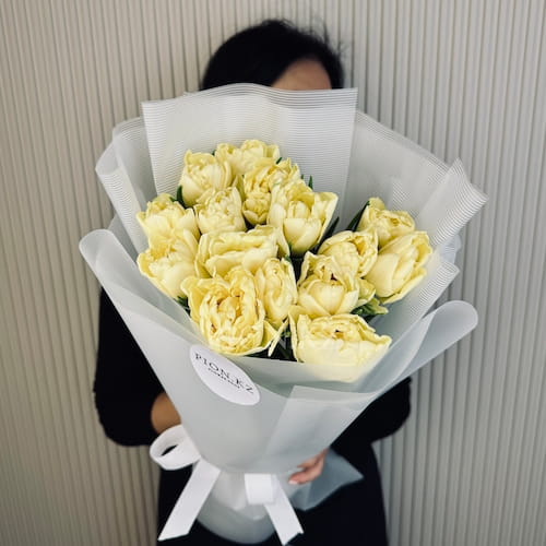 Лимонные пионовидные тюльпаны