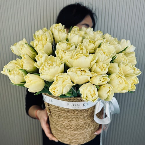 Кашпо из лимонных пионовидных тюльпанов