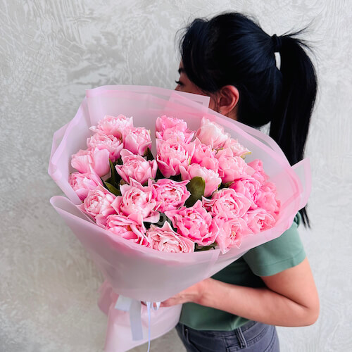 Букет из розовых пионовидных тюльпанов