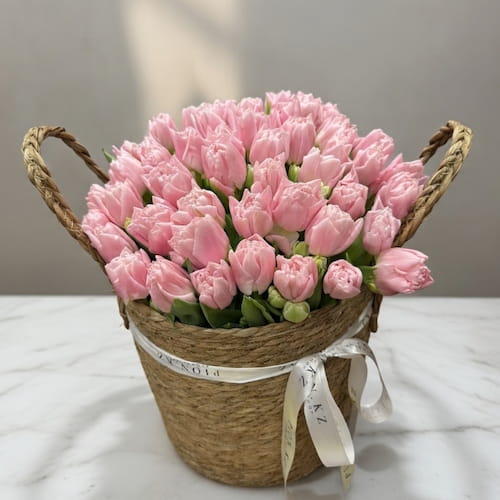 Кашпо из розовых пионовидных тюльпанов