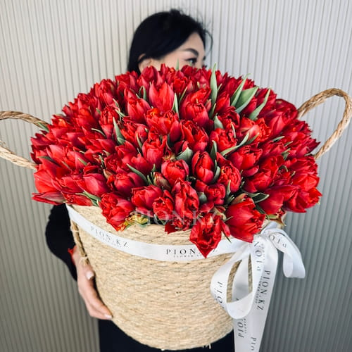 Кашпо из красных пионовидных тюльпанов - 101 тюльпан