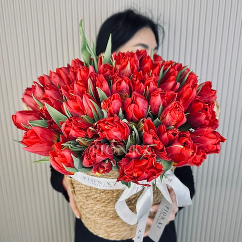 Кашпо из красных пионовидных тюльпанов