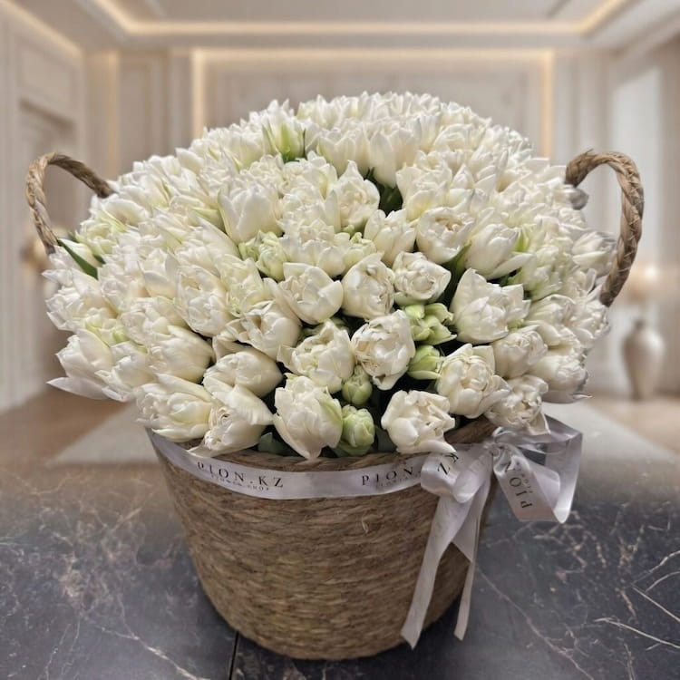Кашпо из белых пионовидных тюльпанов - 101 тюльпан