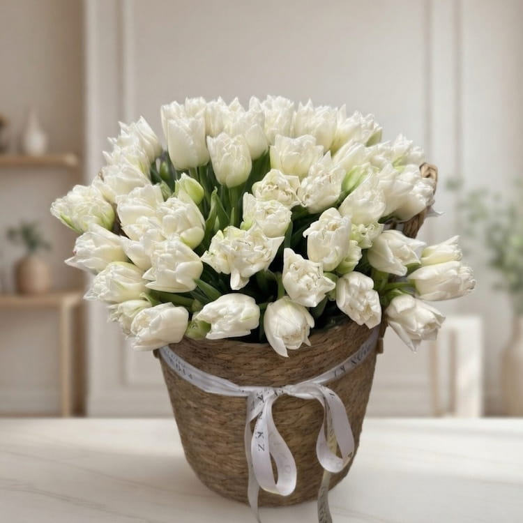 Кашпо из белых пионовидных тюльпанов