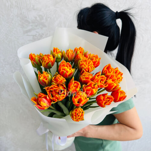 Букет из желто-оранжевых тюльпанов