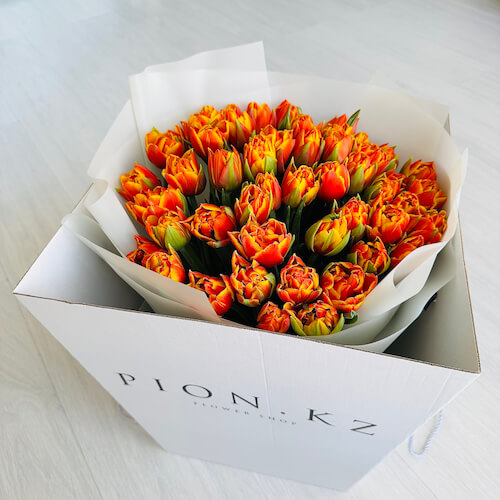 Коробка из пионовидных желто-оранжевых тюльпанов