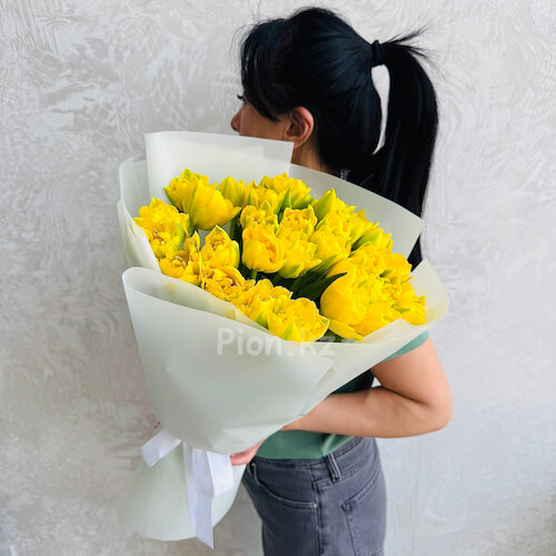 Букет из желтых пионовидных тюльпанов