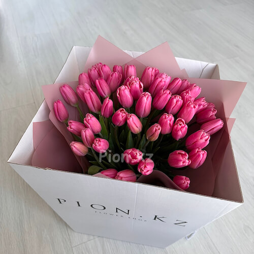Коробка из розовых тюльпанов