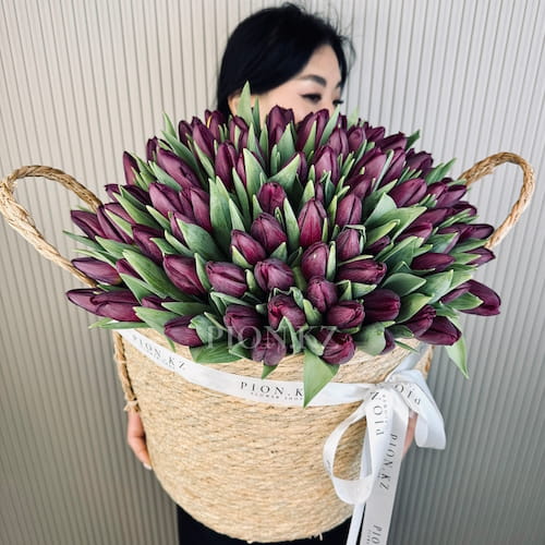 Кашпо из сливовых тюльпанов - 101 тюльпан