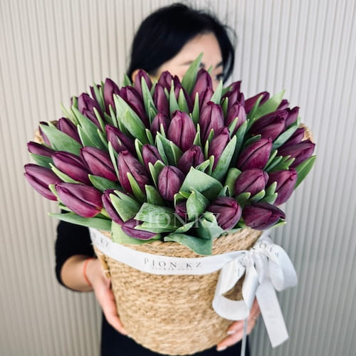 Кашпо из сливовых тюльпанов