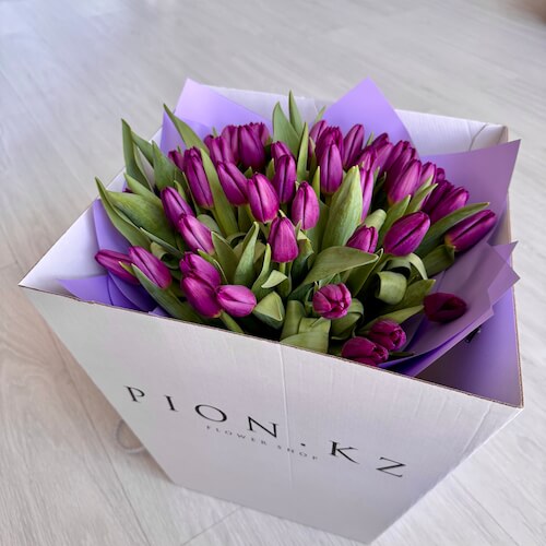 Коробка из пурпурных тюльпанов