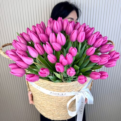 Кашпо из малиновых тюльпанов - 101 тюльпан