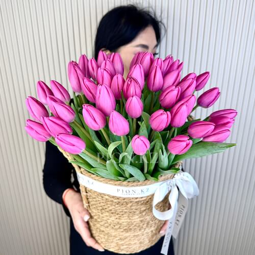 Кашпо из малиновых тюльпанов