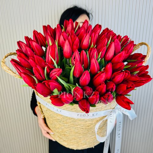 Кашпо из красных тюльпанов - 101 тюльпан