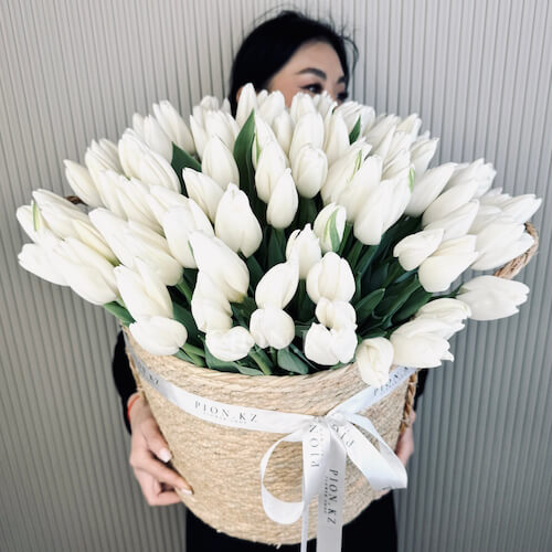 Кашпо из белых тюльпанов - 101 тюльпан