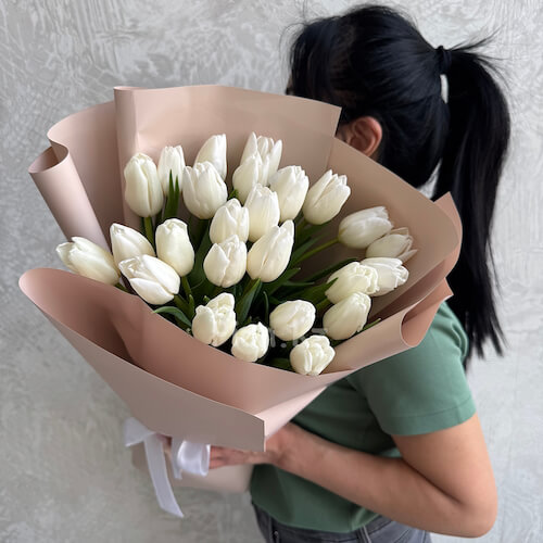 Букет из белых тюльпанов