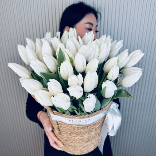 Кашпо из белых тюльпанов