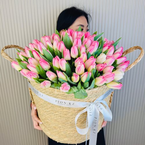 Кашпо из бело-розовых тюльпанов - 101 тюльпан