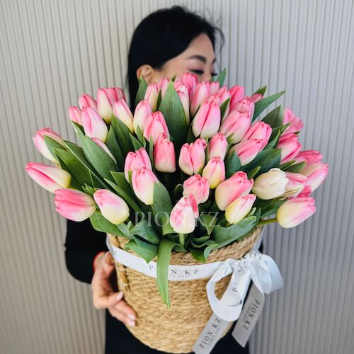 Кашпо из бело-розовых тюльпанов