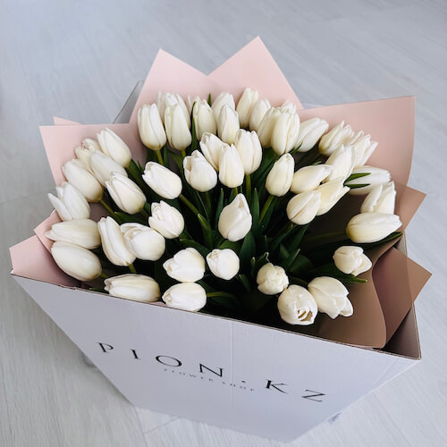 Коробка из белых тюльпанов