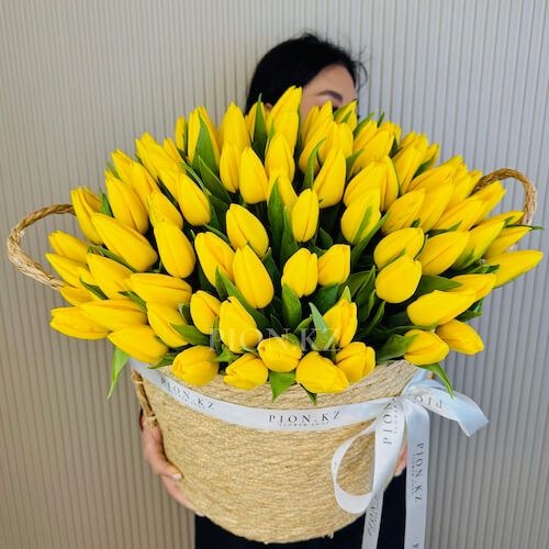 Кашпо из желтых тюльпанов - 101 тюльпан