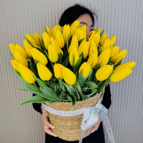 Кашпо из желтых тюльпанов